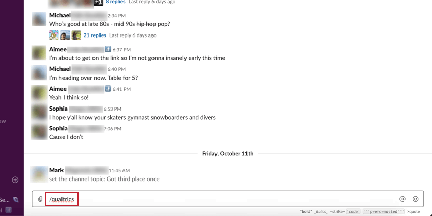Une barre oblique puis le mot Qualtrics sécrivent dans le champ message en bas dun canal slack