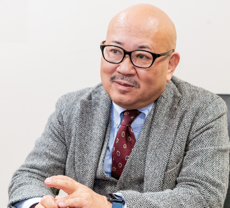 創業100年の歴史を持つ株式会社ひとまいるは、上場を経て組織拡大に伴う人的資本経営への対応が急務でした。「人を大切にする」文化に自負はあったものの正しく組織の状態を知るべく定点観測の仕組みを検討。選定では、学術的背景を持つ確かな調査基盤に加え、自社と全く異なる文化を持つ外資企業・クアルトリクスに着目。グローバル視点を変革の起爆剤として進化を共にするパートナーになり得ると確信し、同社を選びました。