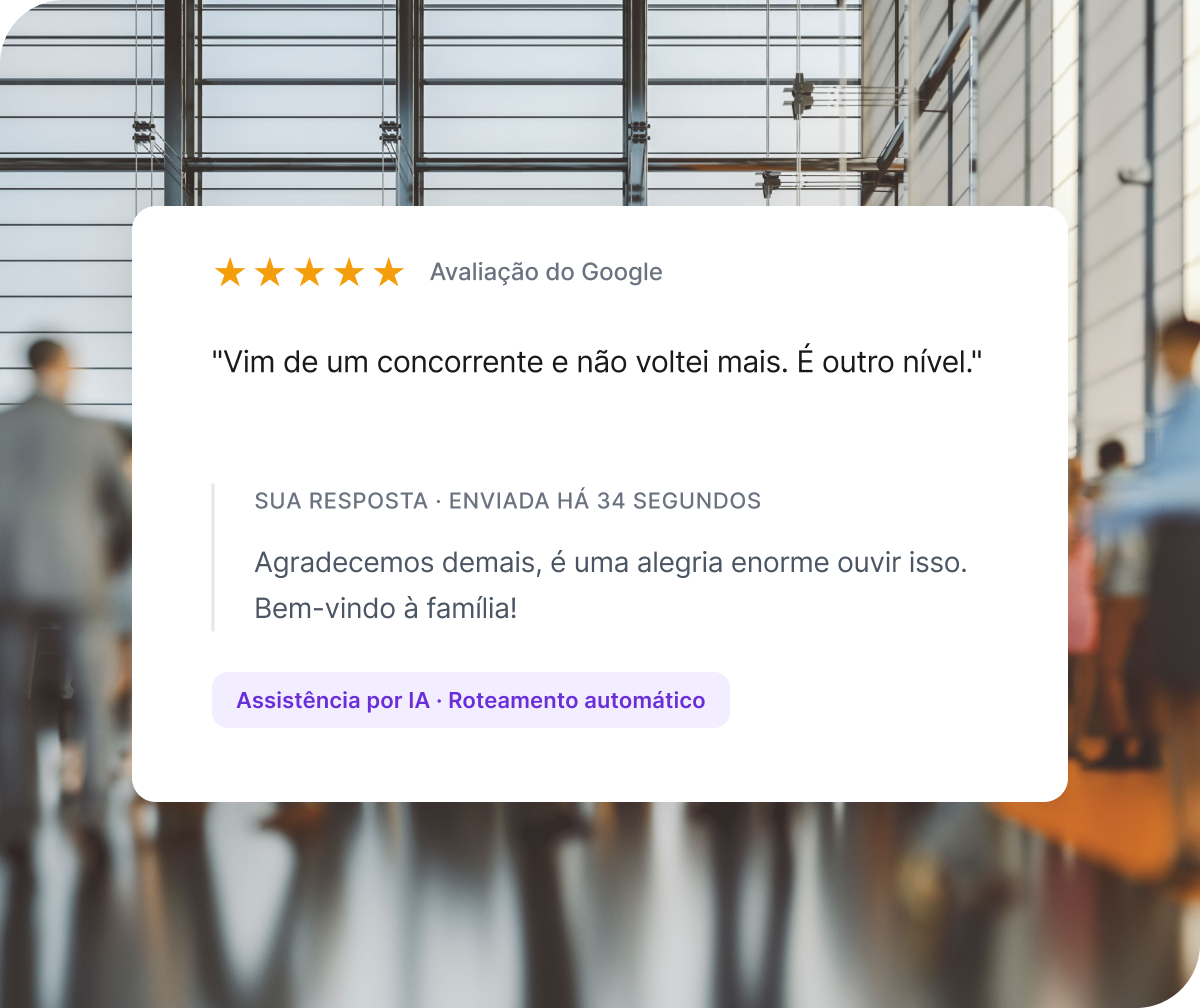Dois cartões Qualtrics exibem métricas de conversão: probabilidade de compra em 87%, alta de 5% desde o mês passado, e taxa de conversão em 64%, alta de 2% desde o mês passado.