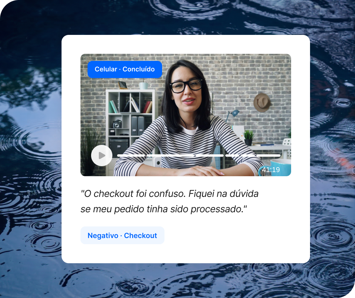 Depoimento em vídeo de cliente em dispositivo móvel com feedback negativo sobre a clareza do processo de checkout.