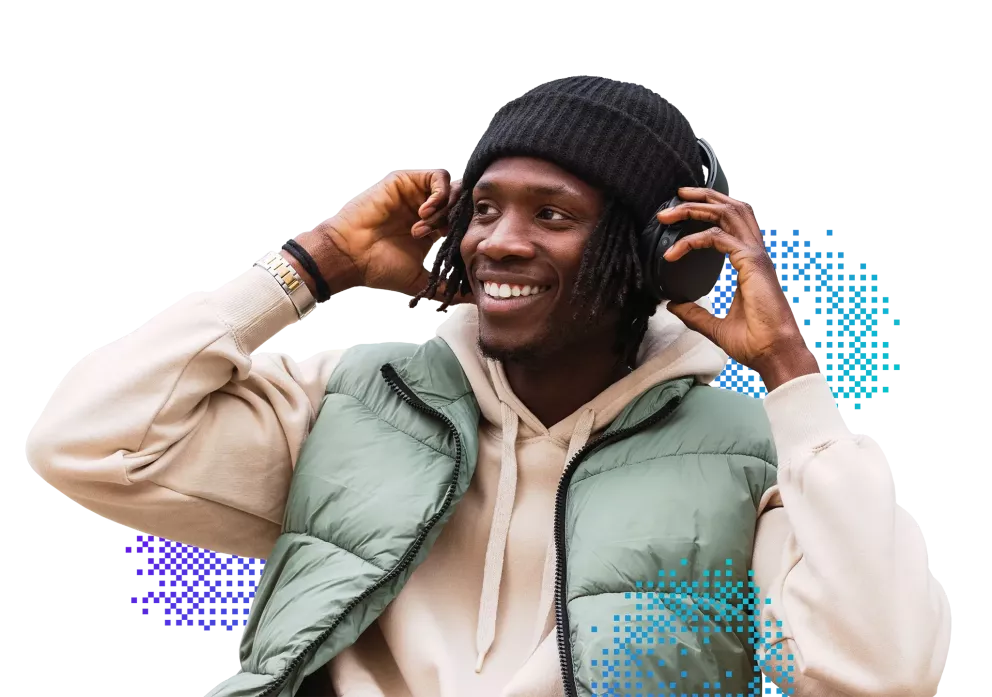 Een afbeelding van een man met koptelefoon, deze afbeelding wordt voor de 'Klantervaringtrends 2025' gebruikt.